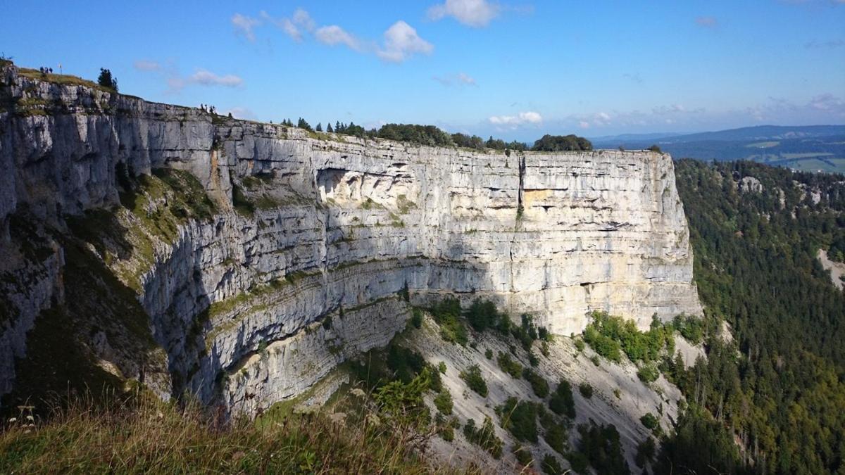 Travers Halte Au Pied Du Creux Du Van מראה חיצוני תמונה